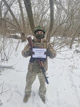 прикордонник зі сталевого кордону з написом пам'ять це не порушення на підтримку гераскевича