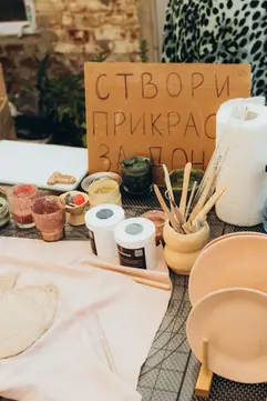 Глиняні вироби на барахолці у Дворику на Кузнечній, Суми
