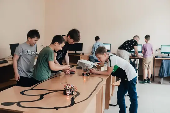 dity v sumsʹkomu tsentri E School Діти в сумському центрі Є-Скул