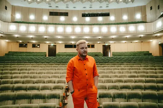 styl kerivnyka teatru Керівник театру біля сцени в Сумах