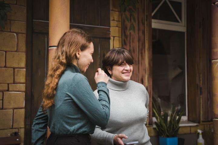 Директорка і журналістка тепло усміхаються одна одній