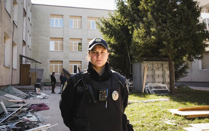 «Я допомагаю школі бути готовою до можливих загроз». Офіцерка безпеки — про перші хвилини після влучання КАБу по школі в Сумах