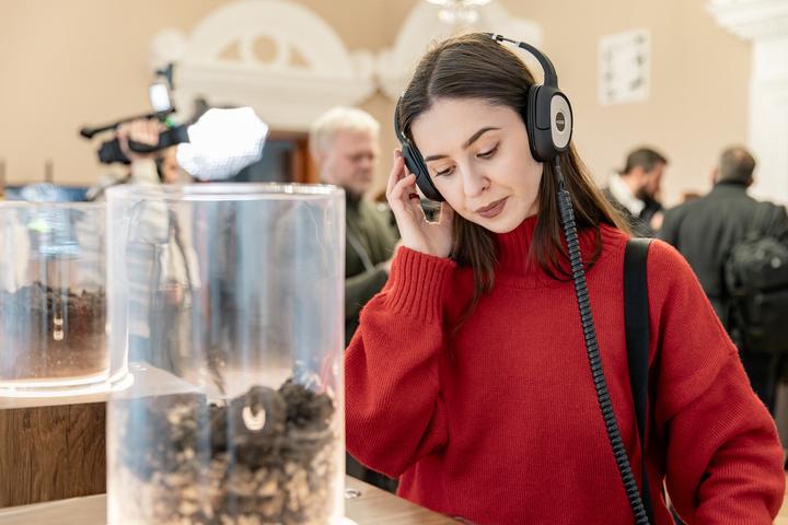 liudyna slukhaie audiozapys Людина слухає аудіозапис