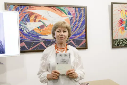 Antonina Pipko z knyhoyu Shistdesyatnyk iz konototsʹkym korinnyam Антоніна Піпко з книгою Шістдесятник із конотопським корінням