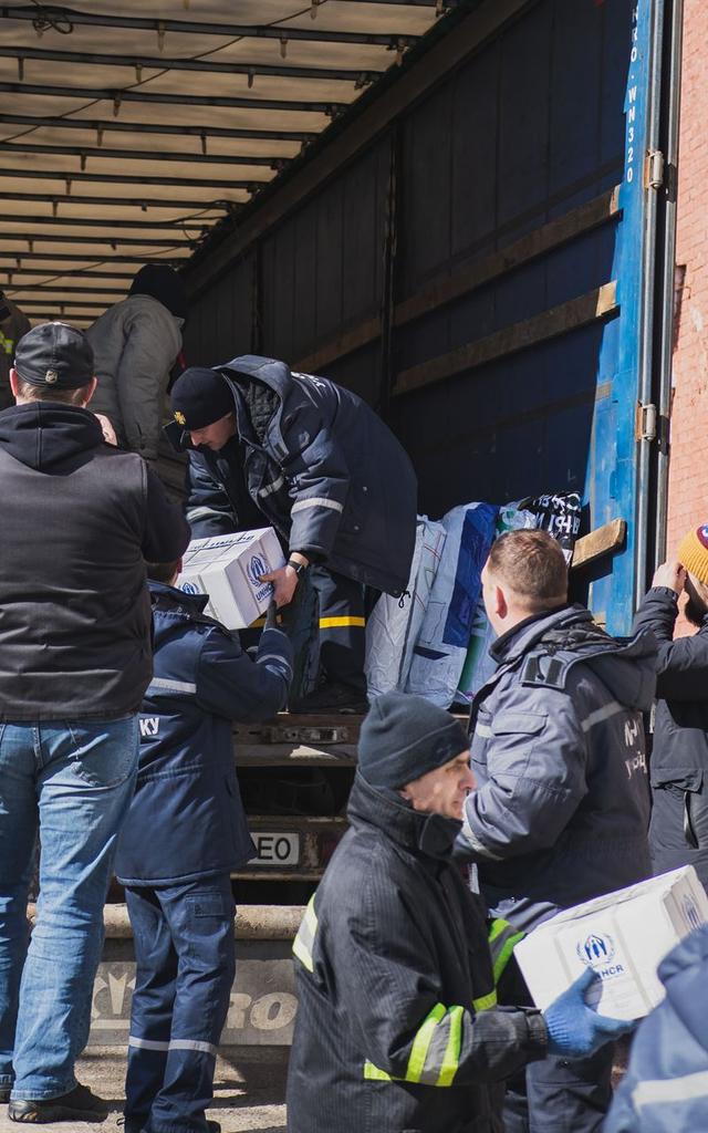 Волонтери допомагають жителям Сум Допомога сум'янам під час війни