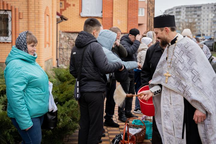 Сумʼянка посміхається панотцю