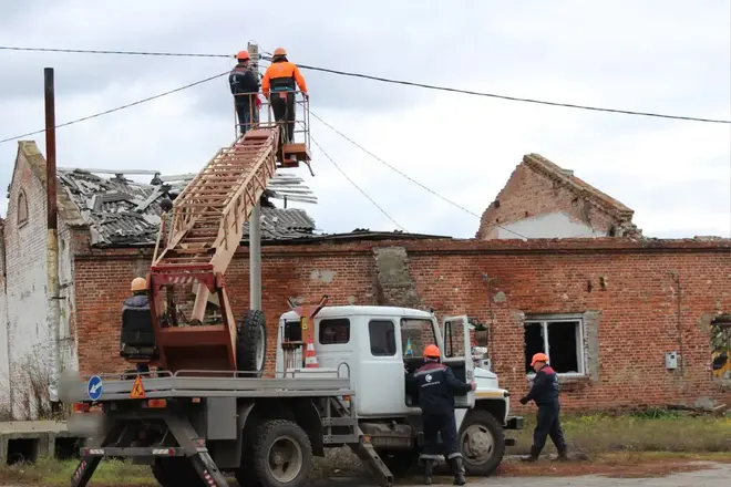 enerhetyky vidnovlyuyutʹ svitlo na sumshchyni Енергетики відновлюють світло на Сумщині