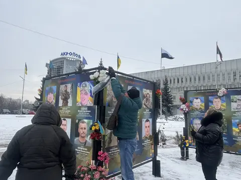 Представники Центру УБД ладнають пам'ятники.