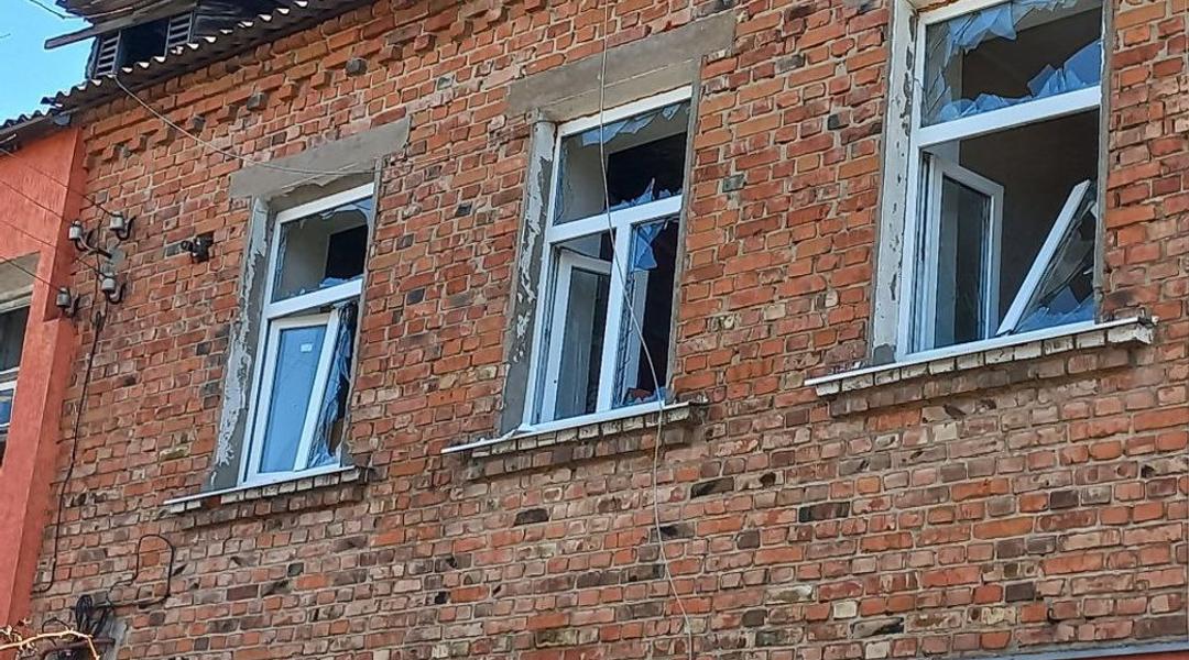 Вибиті вікна в будинку в Сумах