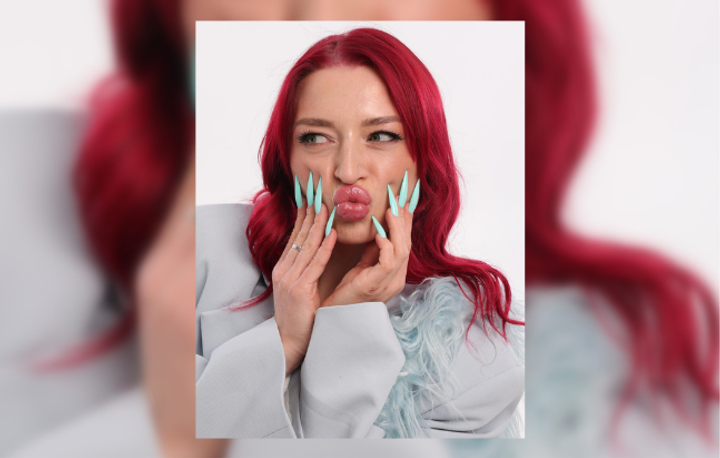 Сум'янка, яка робить яскравий манікюр