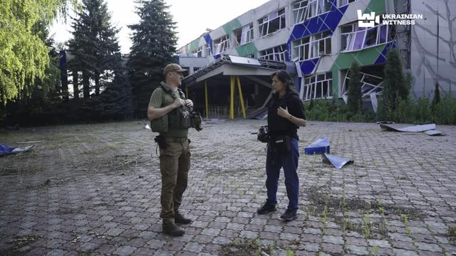krasnopilska shkola ведуча та військовий на фоні школи в Краснопіллі