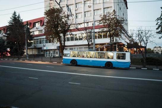 тролейбус вночі