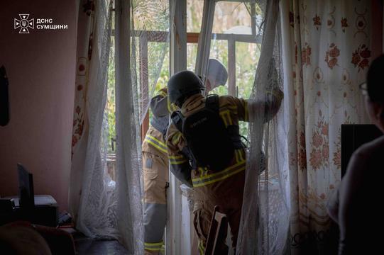 Працівники ДСНС ліквідовують наслідки обстрілу у Сумах 27 вересня