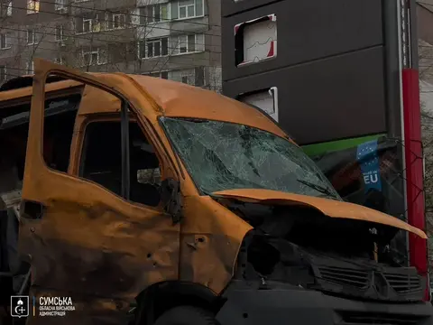 Пошкоджена маршрутка внаслідок обстрілу Сум