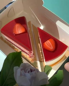 La Fit Bakery шматочки полуничного чізкейку