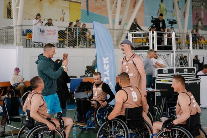 veterany na kolisnykh krislakh hraiut u basketbol hart 2026 4