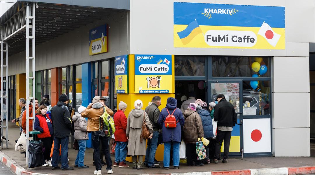 черга до FuMi Caffe _фото Харківська обласна військова адміністрація (1) cherha do FuMi Caffe foto KHarkivska oblasna viyskova administratsiia 1