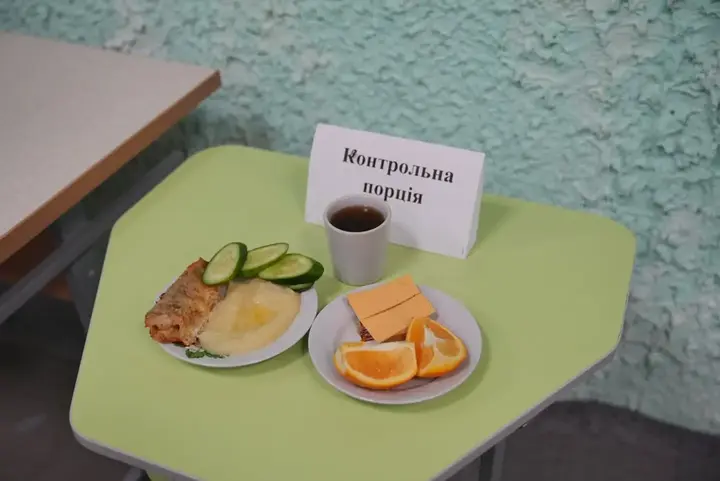 Контрольна порція шкільного обіду на Сумщині.