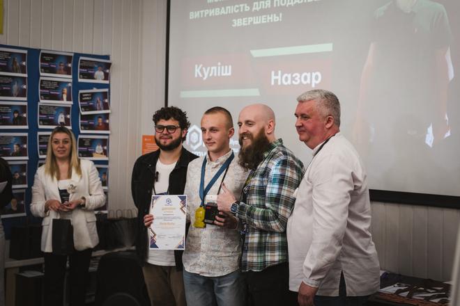 Назар Куліш отримує нагороду