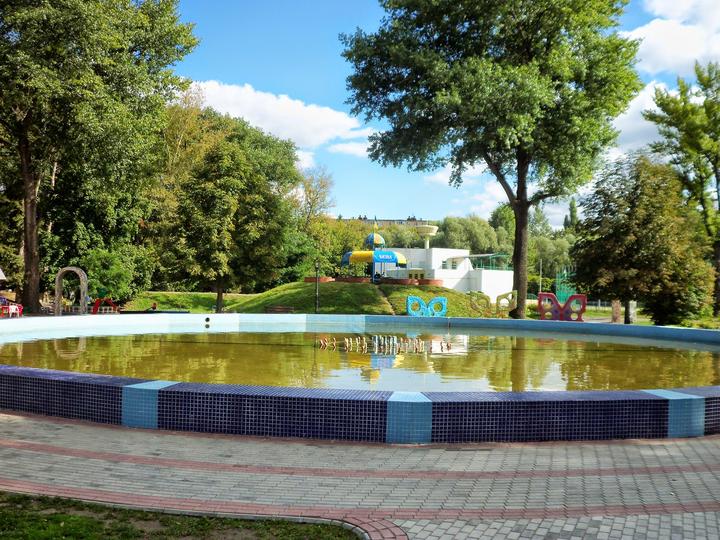 Старий фонтан у дитячому парку в Сумах, який невдовзі знесли й збудували новий