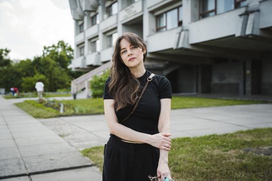 olena dovhopolova bilya naukovoyi biblioteky sum Олена Довгополова біля наукової бібліотеки Сум