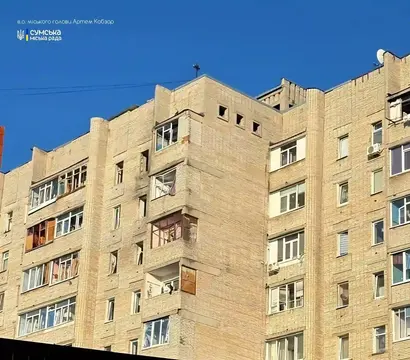 Пошкоджений будинок у Сумах внаслідок влучання російського БпЛА