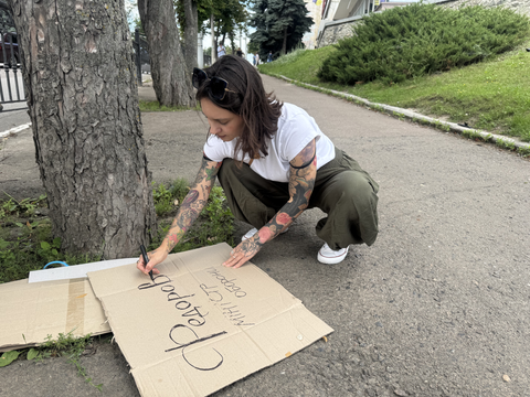 divchyna pyshe na kartontsi divchyna pyshe na kartontsi