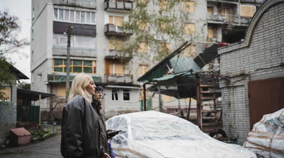 Сум'янка показує свій зруйнований будинок