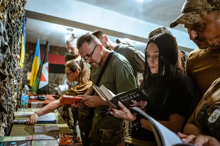 viyskovi obyraiut knyhy Військові роздивляються книги, передані книгарнею