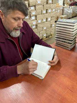 Владислав Івченко підписує нову книгу