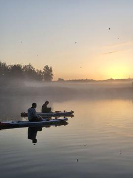 Люди зустрічають світанок в Сумах на воді