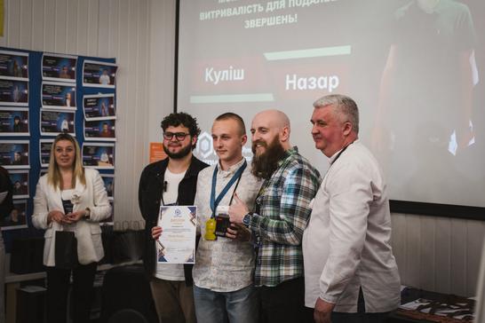 nazar sumy shkola Назар Куліш отримує нагороду