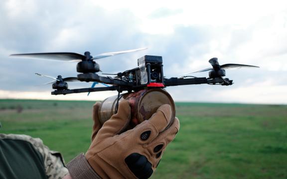 Військовий тримає FPV-дрон у руках.
