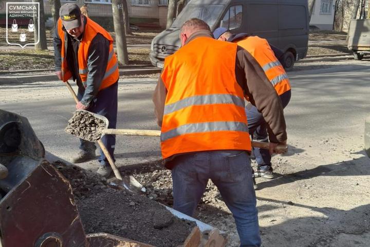 як ремонтують дороги в Сумах