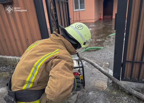 pidtop sumy ДСНС відкачують воду з підтопленого дому на Сумщині