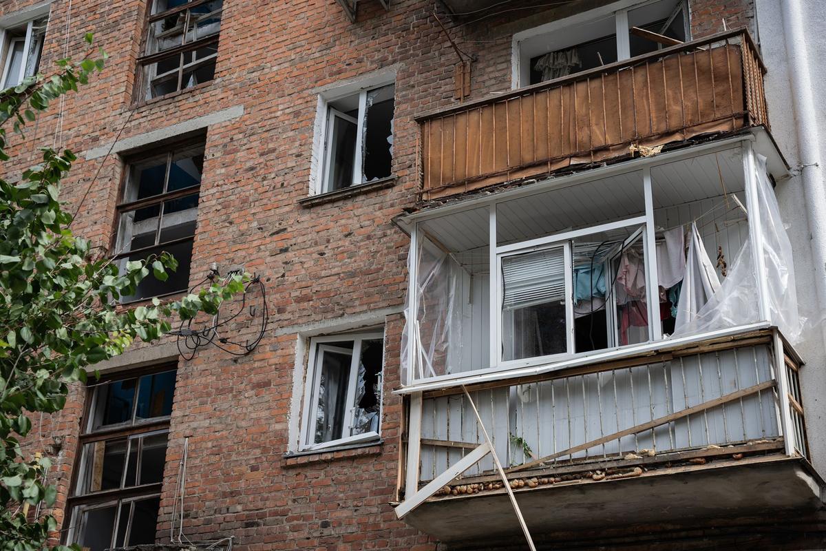Пошкоджений балкон і вибиті вікна в будинку в Сумах