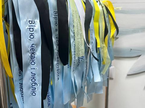 Стрічки з іменами безвісти зниклих бійців у Сумах