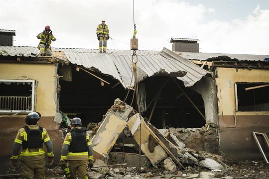 Рятувальники розбирають завали в кінноспортивній школі в Сумах
