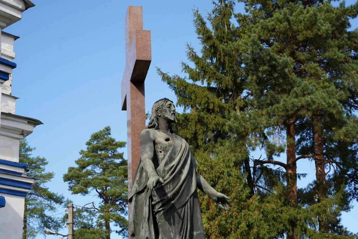 Бронзовий пам'ятник на могилі Дмитра Суханова зі слідами від уламків
