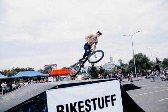 Підліток з'їжджає на велосипеді під час змагань Sumy Extreme Style 