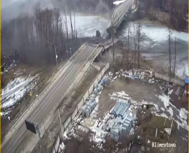 Zruynovano mist u Klymentovomu na Sumshchyni. Mist znyshchyly viyskovi ZSU shchob zavadyty peresuvanniu rosiyskykh viysk.