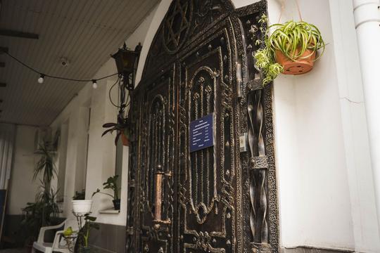 Кованi двері з зіркою Давида прикрашають сумську синагогу