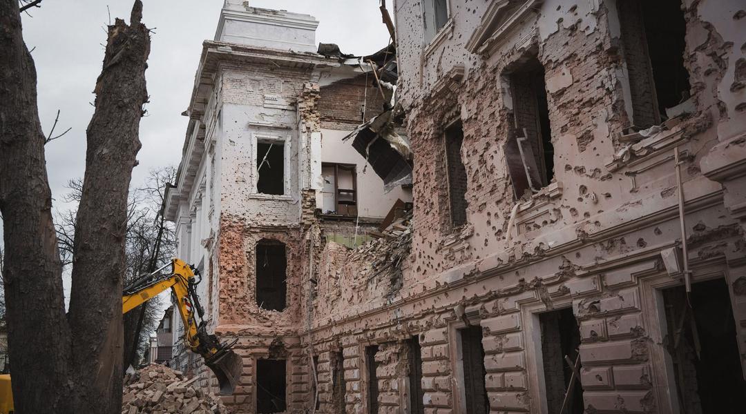 Зруйнований корпус СумДУ 13 квітня