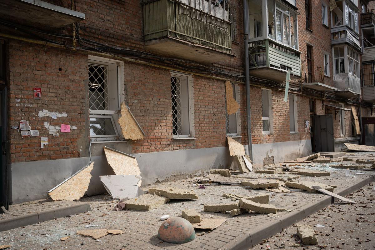 Вибиті дошки з вікон у Сумах