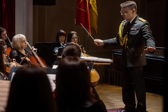 serhiy lykhomanenko keruye orkestrom na kontsertі oda stiykosti Сергій Лихоманенко керує оркестром на концерті Ода стійкості