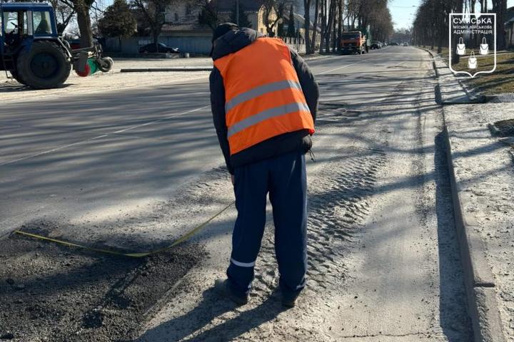 Шляхрембуд ремонтує дороги в Сумах