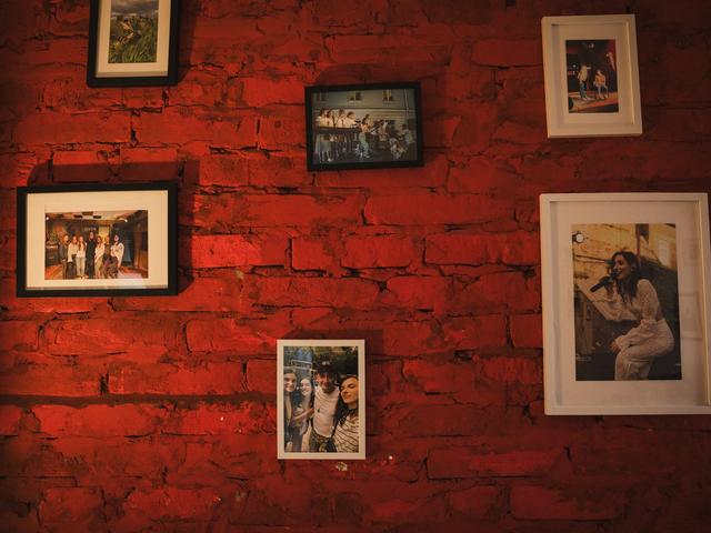 Фотографії з виступів Ані Бераіа на цегляній стіні