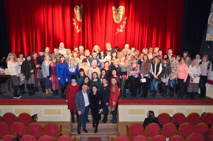 Сумський підприємець із колективом на ювілеї компанії