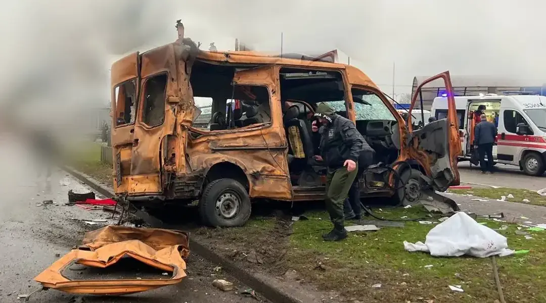 Пошкоджена маршрутка внаслідок обстрілу Сум