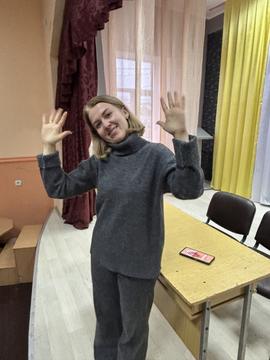 Перекладачка жестової мови Оксана в Українському товаристві глухих, що в Сумах